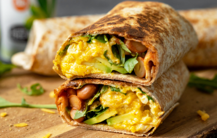 Fitnes recept: Hitri zajtrk burrito s fižolom, avokadom in jajci