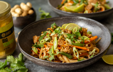 Fitnes recept: Pad Thai rezanci s tempehom in svežo zelenjavo