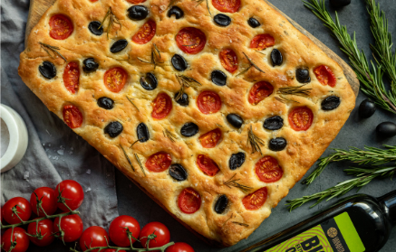 Fitnes recept: Puhasta italijanska focaccia s paradižnikom in olivami